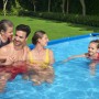 Familie im blauen Bestway Frame Pool Steel Pro (400x211x81 cm) im Garten.