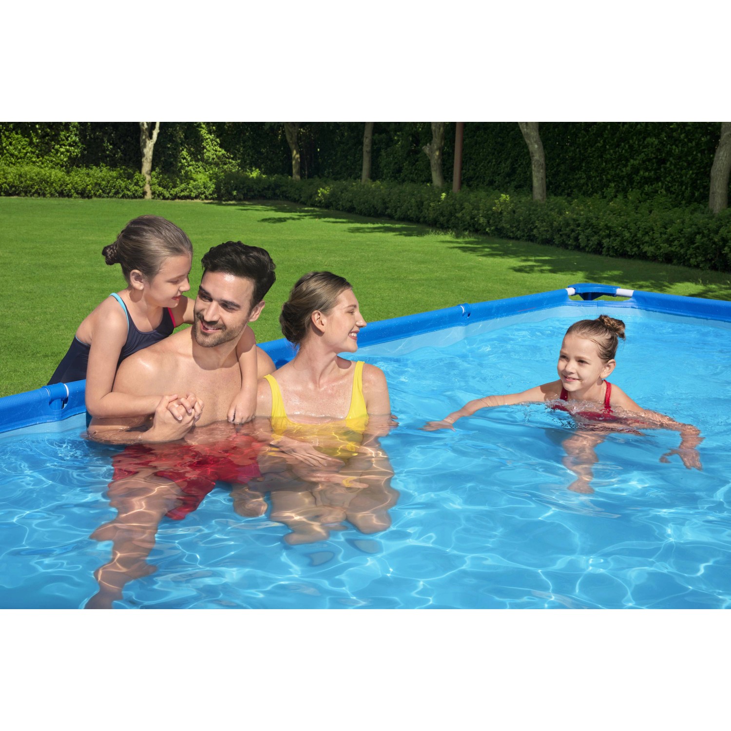 Familie im blauen Bestway Frame Pool Steel Pro (400x211x81 cm) im Garten.