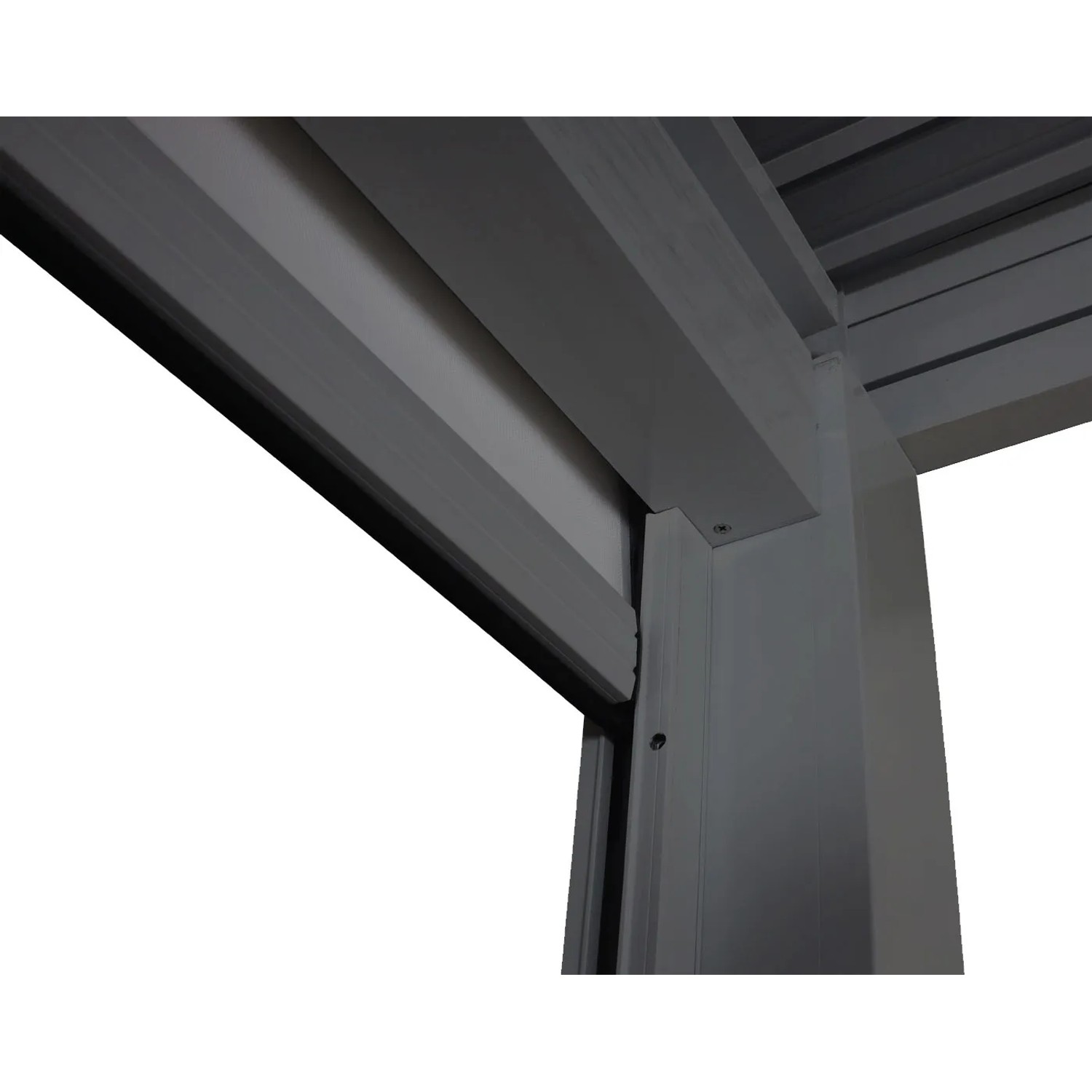 Detailansicht der anthrazitfarbenen MCW Pergola L46 mit Seitenwand und 11cm-Alu-Gestell.