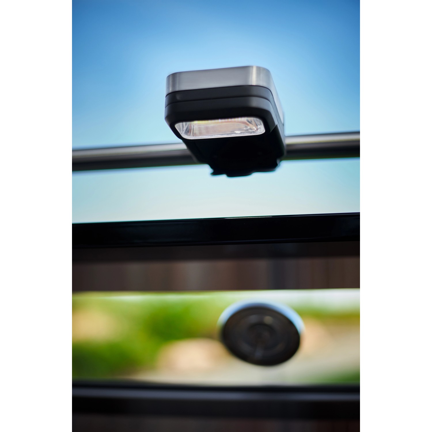 Rösle LED Grillleuchte Universal am Grillgriff befestigt.