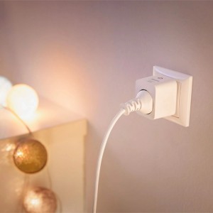 Philips Smart Plug Typ F Weiß in Steckdose, macht Geräte smart, Matter-kompatibel, für smarte Leuchten.
