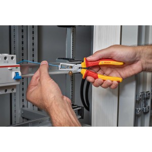 Anwendung: Bosch VDE-Abisolierzange im 4-tlg. Zangen Set beim Abisolieren eines Kabels.