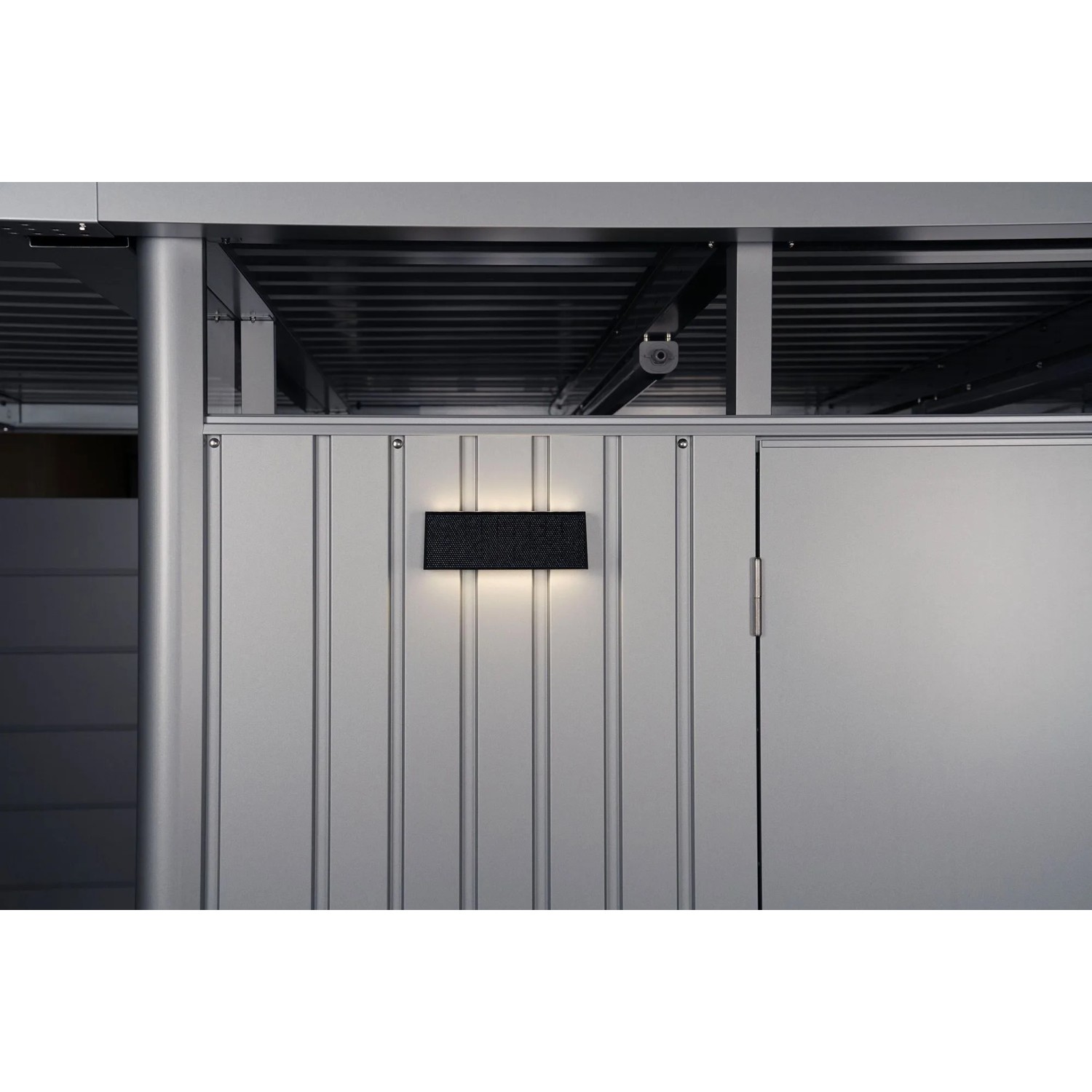 Biohort Solarleuchte am Gerätehaus: Kabellose LED-Beleuchtung mit Helligkeitssensor für Gartenhäuser und Geräteschränke.