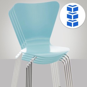 Vier hellblaue, stapelbare Konferenzstühle Calisto mit Holzschale und Metallgestell in Chromoptik.