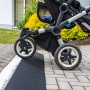 Terrasoft Bordsteinrampe XL im Einsatz mit Kinderwagen auf Gehweg.