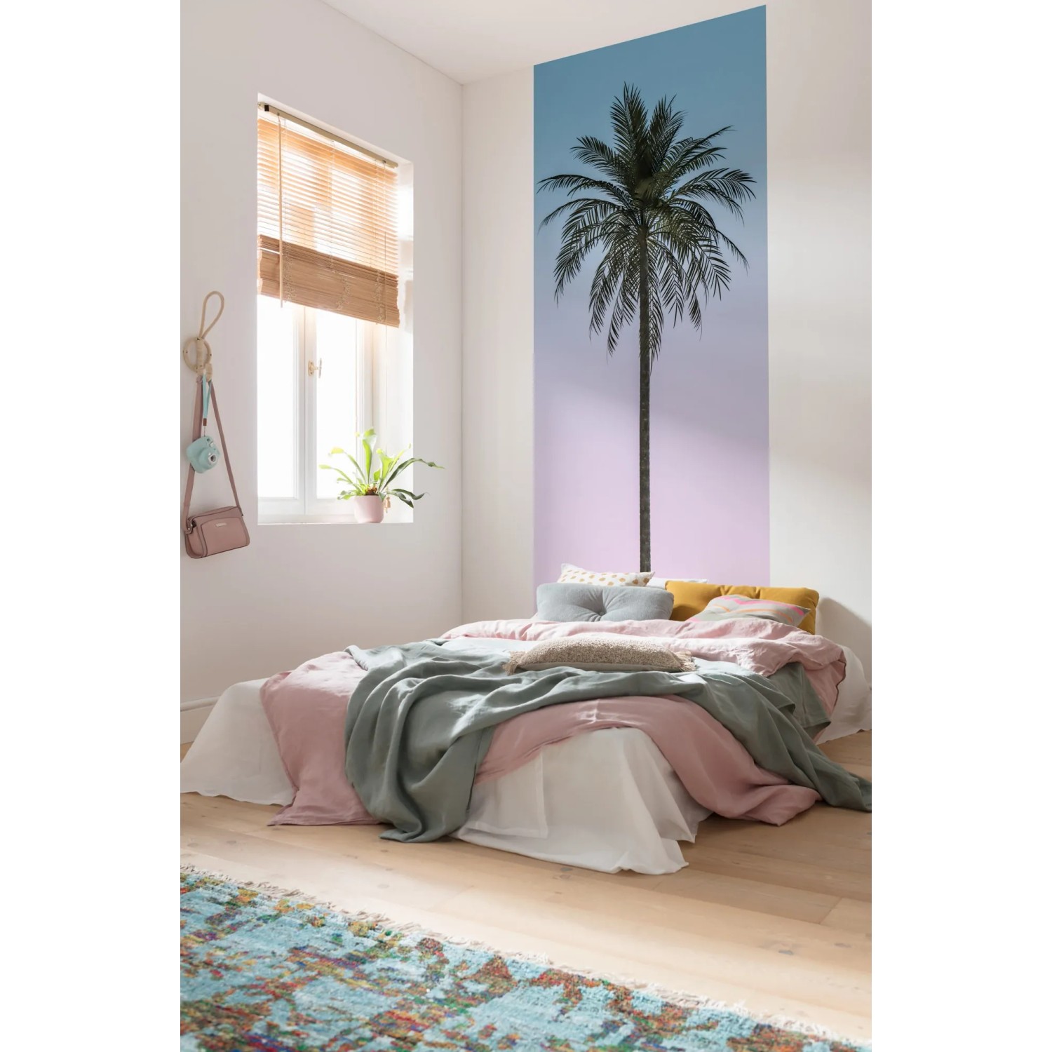 Komar Vlies Fototapete Skyhigh Panel mit Palmenmotiv im Schlafzimmer, 100x250 cm.