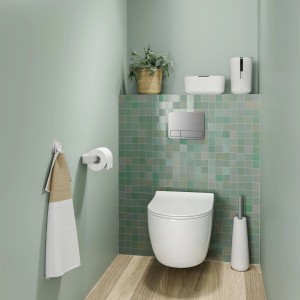 Weißes Tiger Tess Handtuchhaken 2er-Set im modernen Badezimmer mit Handtuch.
