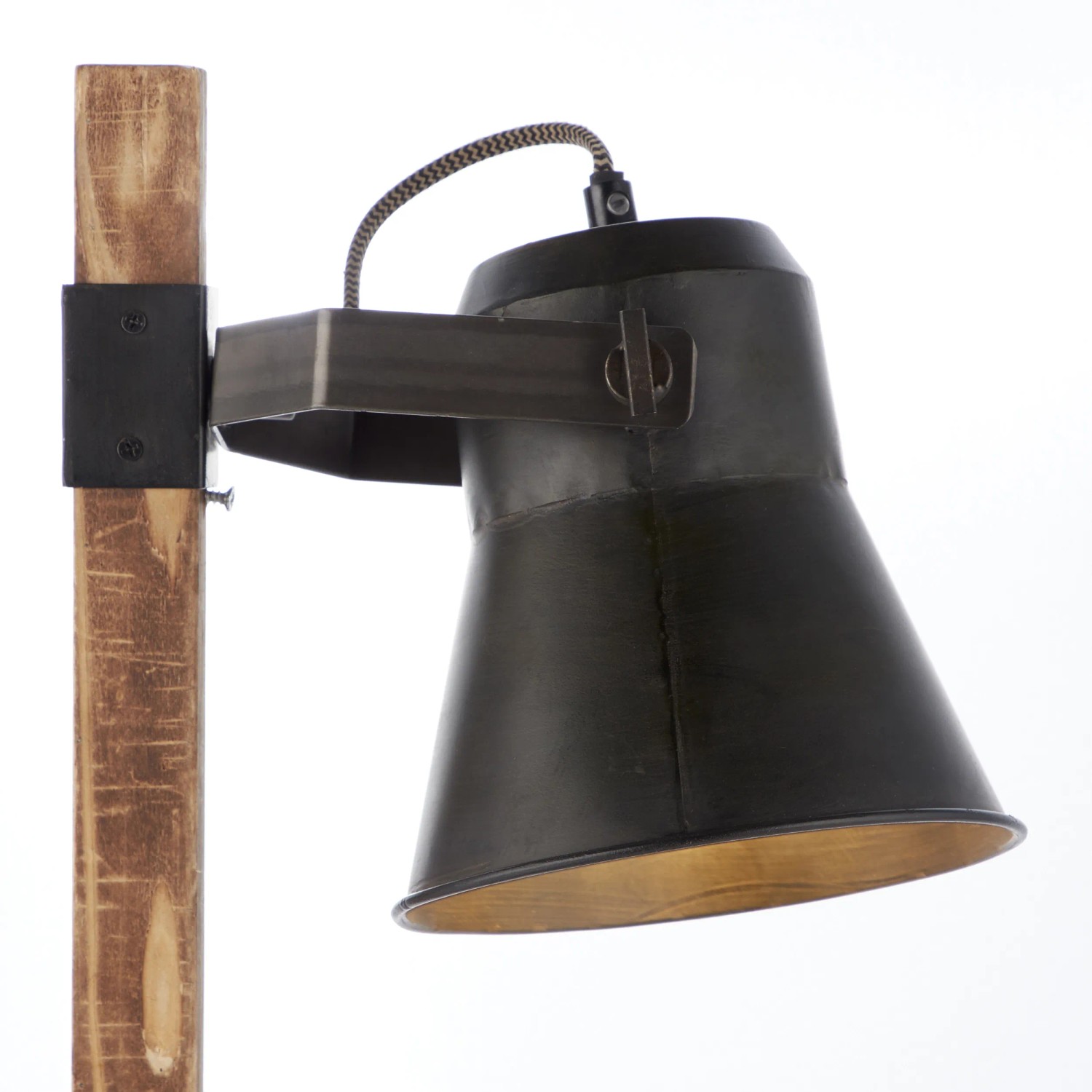 Detailansicht der schwarzen Brilliant Tischleuchte Plow aus Stahl und Holz.
