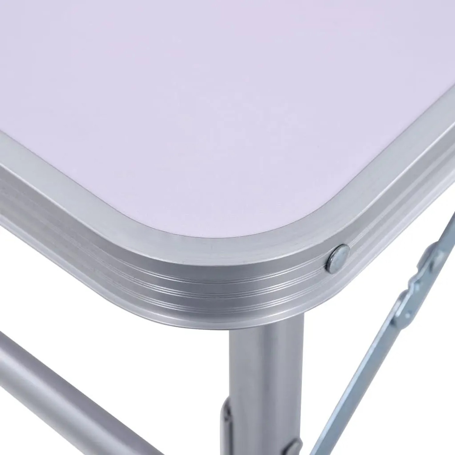 Detailansicht: Weißer, klappbarer Campingtisch aus Aluminium, Ecke mit Tischbein.