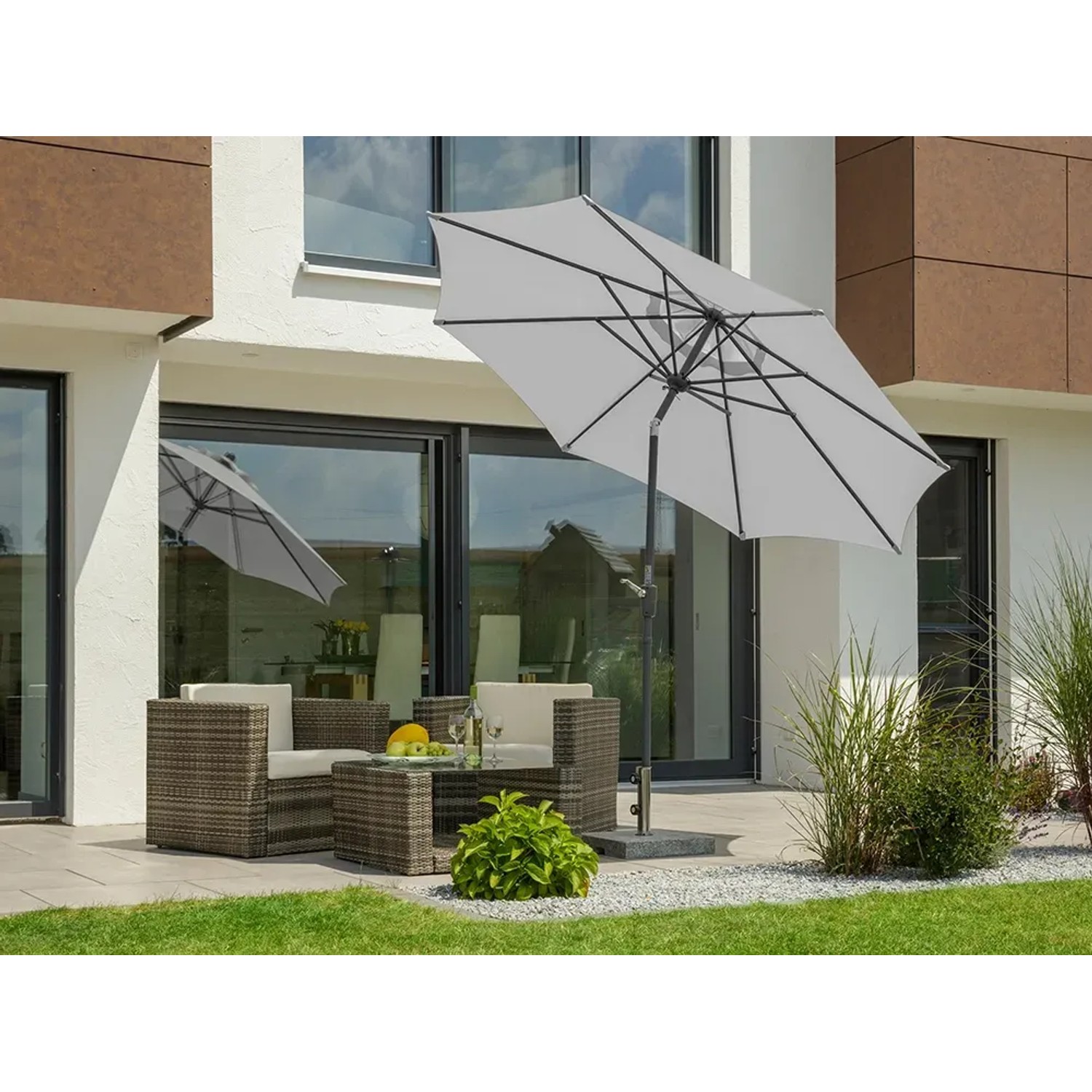 Schneider Marktschirm, Ø 270 cm, silbergrau, mit Kurbel, auf Terrasse mit Gartenmöbeln.