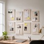 Beiges Filzpinnwand Set mit 9 selbstklebenden Akustikfilz-Modulen an weißer Wand über Schreibtisch, mit Notizen & Fotos.