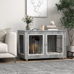Graue PawHut Hundehütte mit zwei Gittertüren und Kissen, ein Mops sitzt darin. Ideal als Hundezwinger im Wohnzimmer.