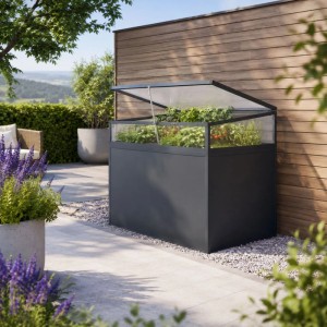 Dunkelgrauer KGT Frühbeet-Aufsatz aus Aluminium mit transparenten Klappen auf Hochbeet, bepflanzt im Garten.