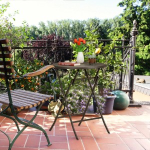 Runder, schwarzer Klapp-Gartentisch in Rattanoptik aus Kunststoff und Stahl für Balkon & Terrasse. Ideal für Outdoor-Kaffee.
