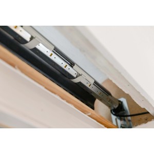 Schellenberg Rollladenwelle Mini, 40x1500mm, aus verzinktem Stahl, eingebaut im Rollladenkasten.