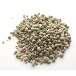 Nahaufnahme von COMPO 5in1 Pflanz-Dünger, hellbraune und grüne Düngerkügelchen.