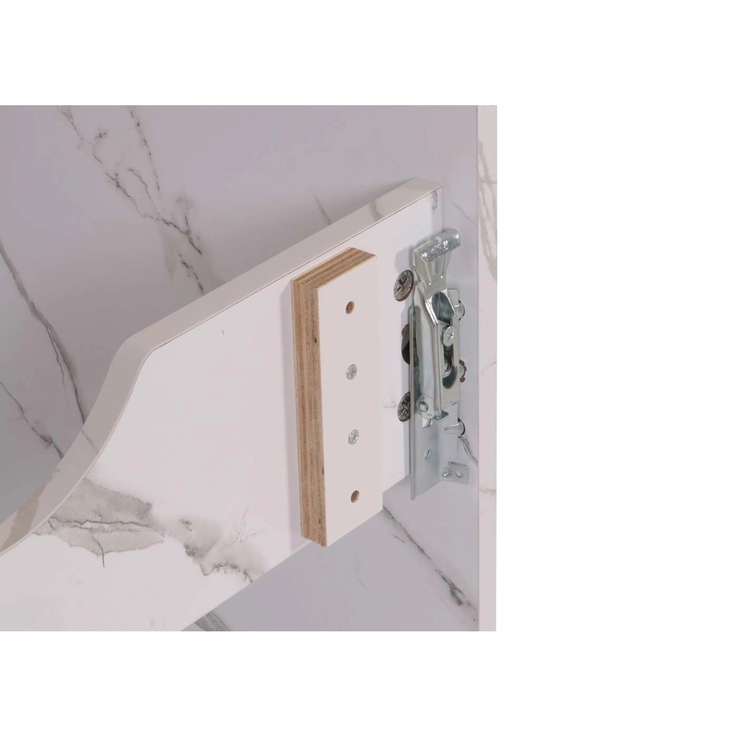 Detailaufnahme: Aufhängung des weißen MCW Waschbeckenunterschranks in Marmor-Optik.