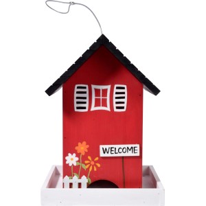 Rotes Dobar Vogelhaus Ambiente mit schwarzem Dach, Blumen und "Welcome" Schild. FSC®-zertifiziert.
