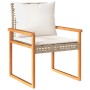 Gartenstuhl aus Akazienholz und Rattan mit cremeweißen Kissen, Teil des vidaXL Bistro-Sets.