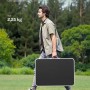 Mann trägt zusammengeklappten, schwarzen WOLTU Campingtisch mit Griff. Ideal für Camping & Outdoor.