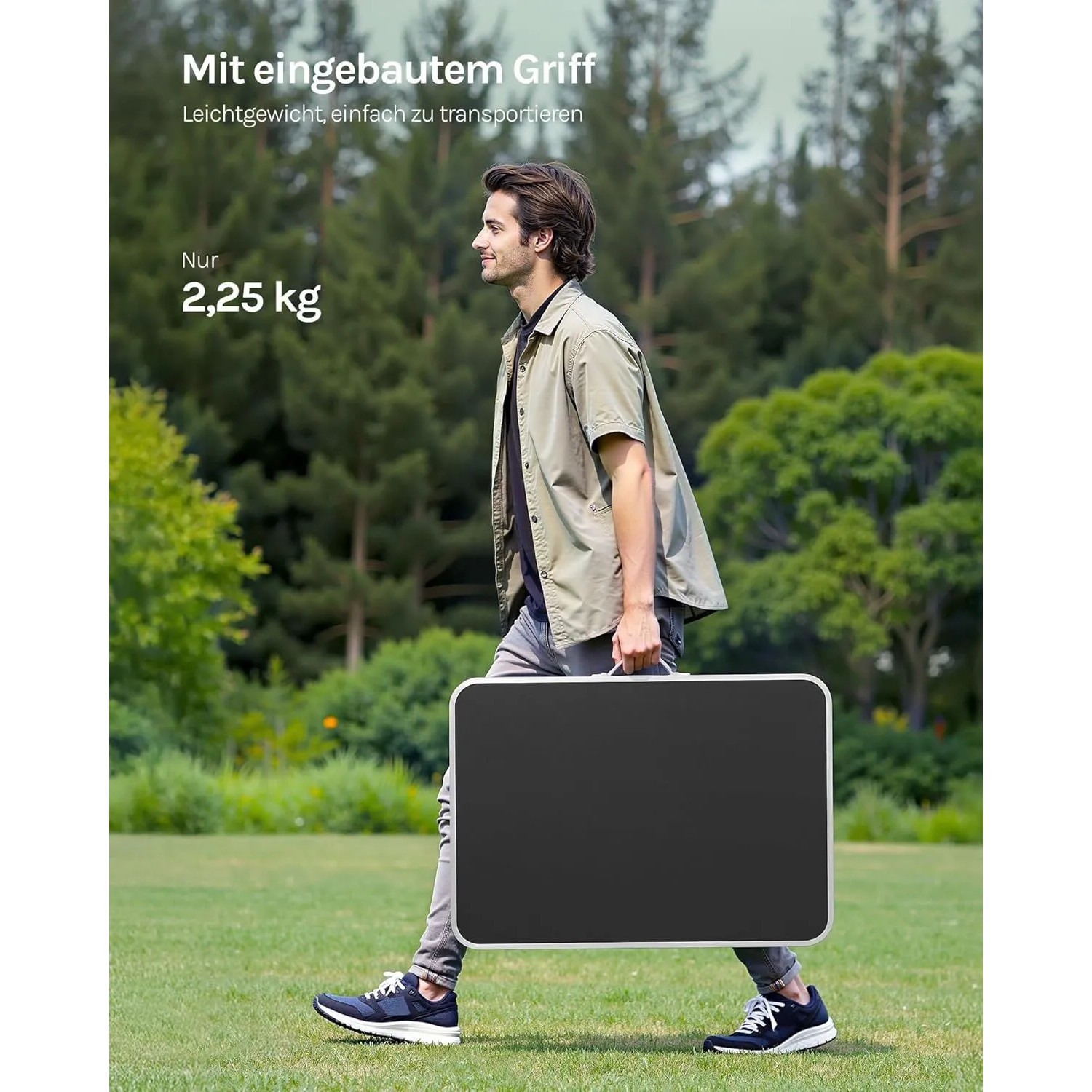 Mann trägt zusammengeklappten, schwarzen WOLTU Campingtisch mit Griff. Ideal für Camping & Outdoor.