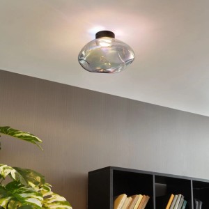QAZQA Design-Deckenleuchte Gemma mit schwarzem Sockel und irisierendem Regenbogen-Glas an weißer Decke.