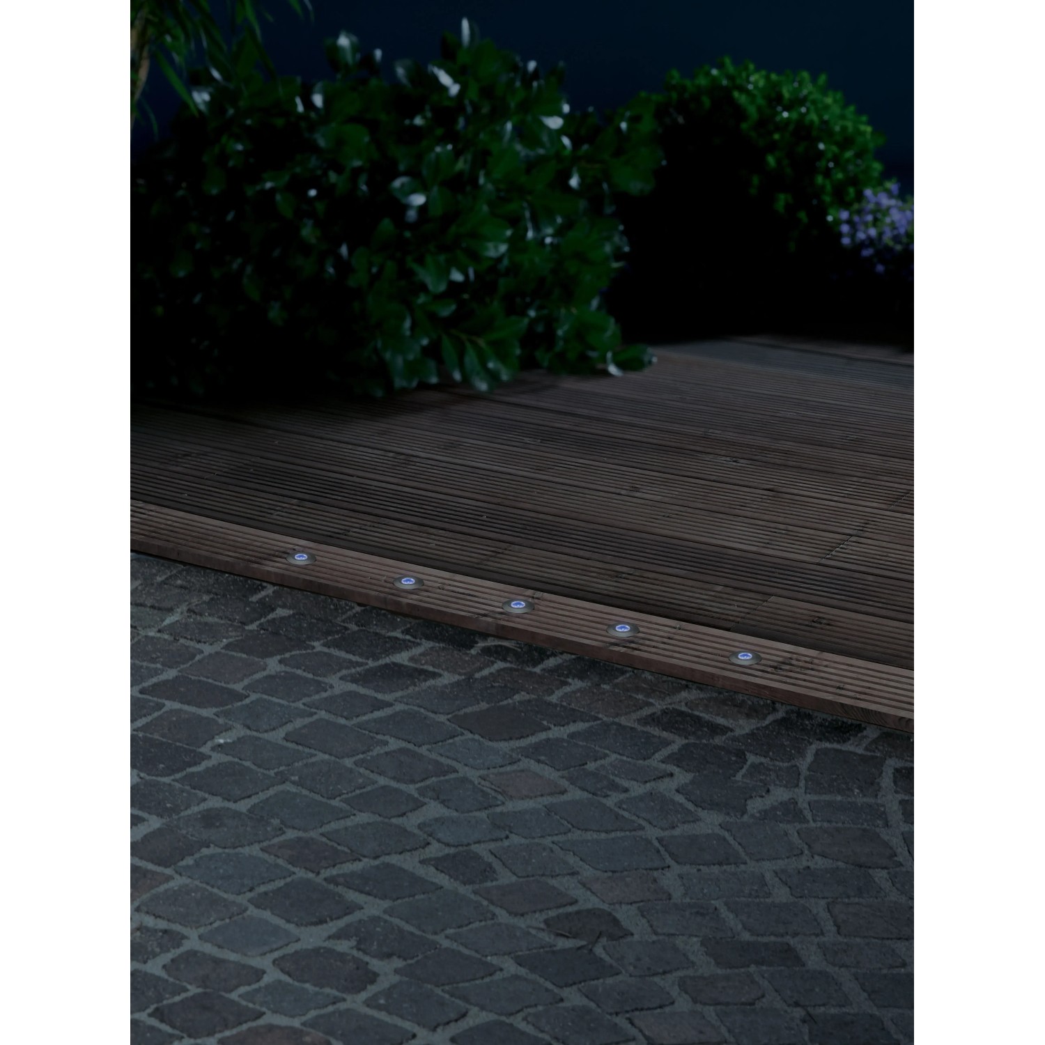 LED-Bodeneinbauleuchten Budoni RGB im 5er-Set auf einer Holzterrasse und Steinboden.