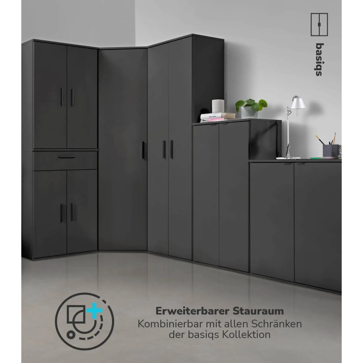 Anthrazitfarbener mokebo Eckschrank 'Der Lange' als Teil einer Büroschrank-Kombination.