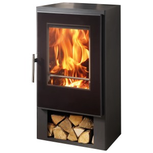 Schwarzer Panadero Andes Kaminofen aus Stahl mit Holzscheiten und brennendem Feuer.