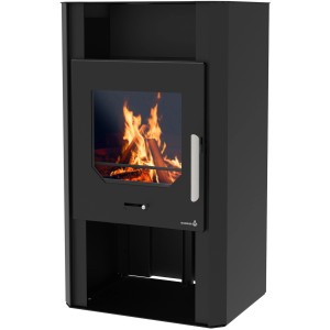 Schwarzer Wamsler Cube Kaminofen aus Stahl, 6 kW, mit brennendem Holz im Feuerraum.