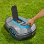 Gardena smart Sileno life 750 Mähroboter in Aktion: Hand bedient das Display auf Rasen.