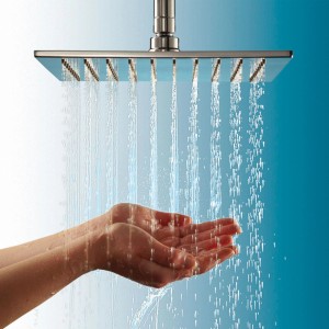 Quadratische, verchromte Schulte Kopfbrause 25x25 cm mit Wasserstrahl in Händen.