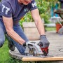 Mann sägt Holz mit Einhell Handkreissäge TE-CS 190/1 im Garten.