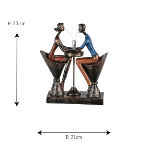 Bronzefarbene Gilde Skulptur "Table For Two" aus Kunstharz. Paar sitzt an Tisch, 25x21 cm. Dekorative Figur.