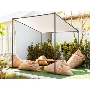 Beige Beliani Garten-Pergola VIMINO mit schwarzem Stahlrahmen im Garten.