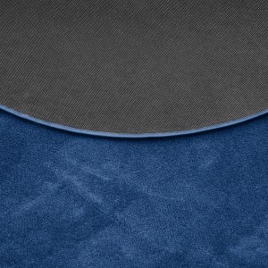 Detailansicht: Dunkelblauer, runder Hochflor Teppich mit rutschfester Unterseite.