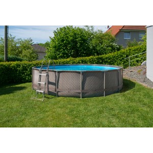 Runder Summer Waves Stahlrahmen Pool Active Frame in Braun mit Leiter im Garten.