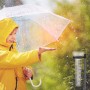 Regenmesser 2er Set im Einsatz: Kind mit Schirm prüft Niederschlag. Wetterfester Gartenhelfer.