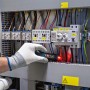 Bosch Professional GVD 1000-17 Spannungsprüfer im Einsatz an Verteilerkasten.