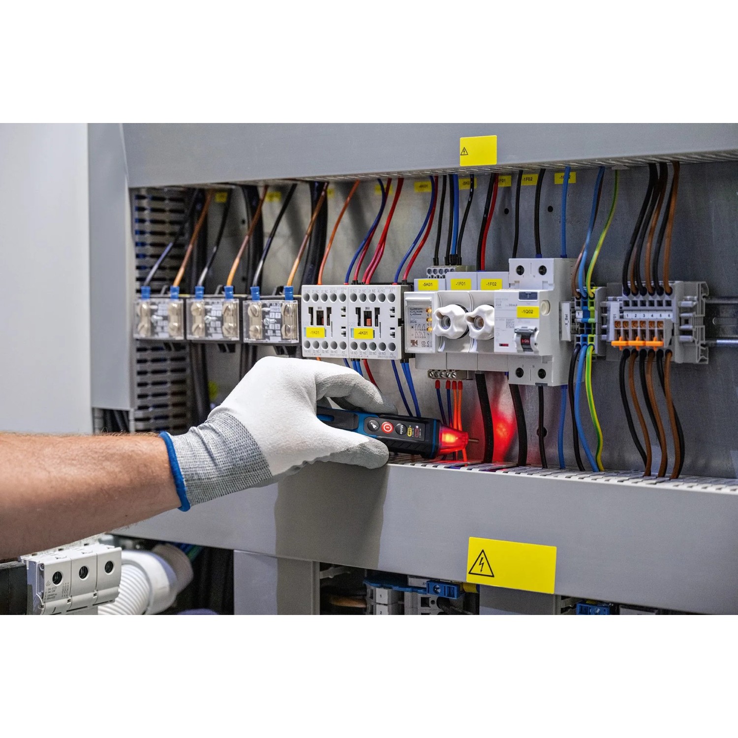 Bosch Professional GVD 1000-17 Spannungsprüfer im Einsatz an Verteilerkasten.