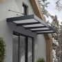 Graues Palram Canopia Vordach Sophia XL (379x140cm) am Haus montiert.