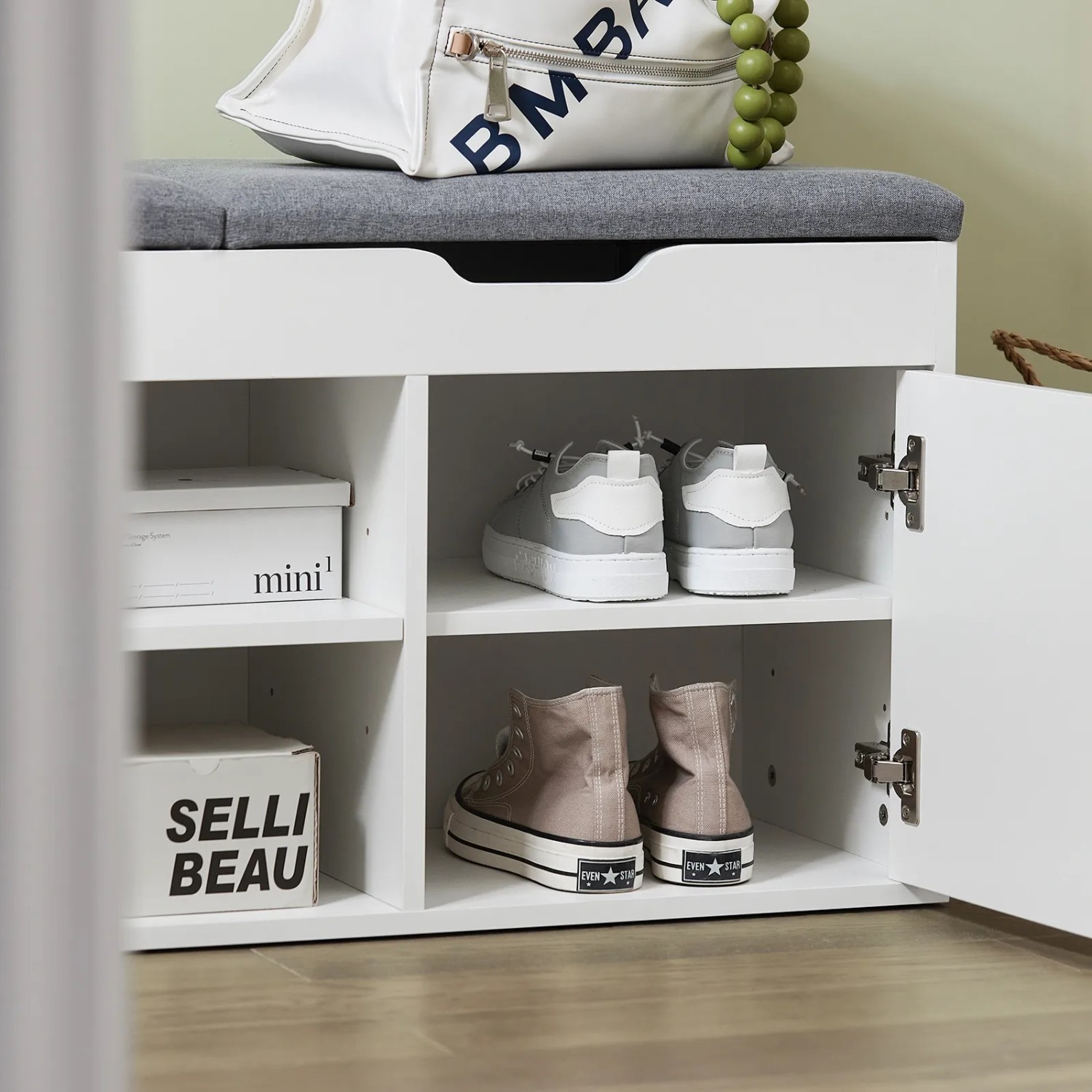 Weiße SoBuy Schuhbank FSR96-W mit grauem Sitzkissen und Schuhfächern.