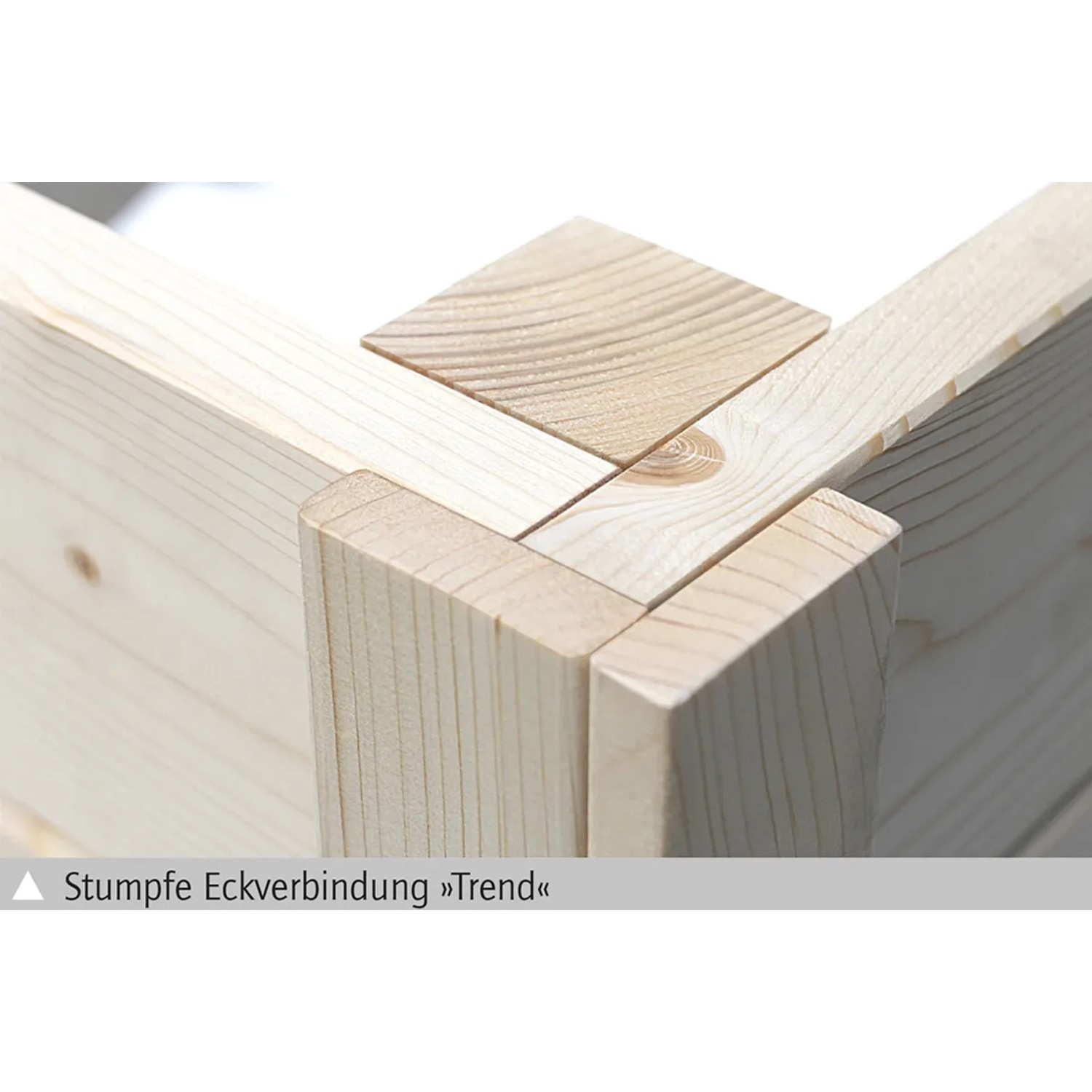 Detailaufnahme der Eckverbindung eines Holz-Gartenhauses. Holzstruktur und Verarbeitung sichtbar.
