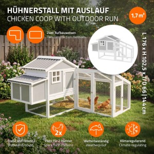 Weiß-grauer Hühnerstall aus Massivholz mit großem Auslauf im Garten. Winterfestes Hühnerhaus mit Nistkasten für Hühner.