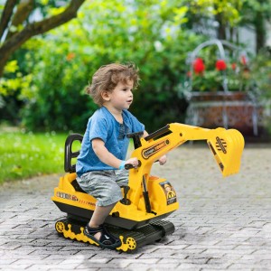 Gelber HOMCOM Kinder Sitzbagger mit Schaufel und Hupe, von einem Kleinkind draußen genutzt.