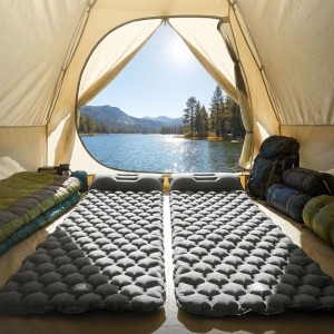 Graue ECD Germany Camping Isomatte 185x62x15 cm aus Nylon im Zelt mit Seesicht.