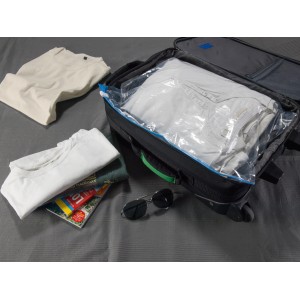 Vakuum-Kleiderrolle im Koffer, platzsparende Aufbewahrung für Textilien auf Reisen.