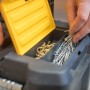 Detailaufnahme: Stanley Rollende Werkstatt Essential mit Nägeln und Ketten im Kleinteilfach.