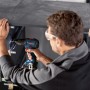 Bosch Professional Akku-Bohrschrauber GSR 18V-55 im Einsatz beim Schrauben in Holz.