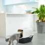 Rotho Katzentoilette Eco Bailey in Schwarz/Sand mit Katze beim Betreten.